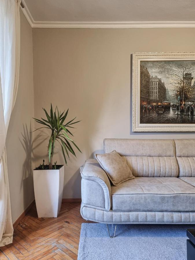 Tirana Center Cozy Apartment ภายนอก รูปภาพ