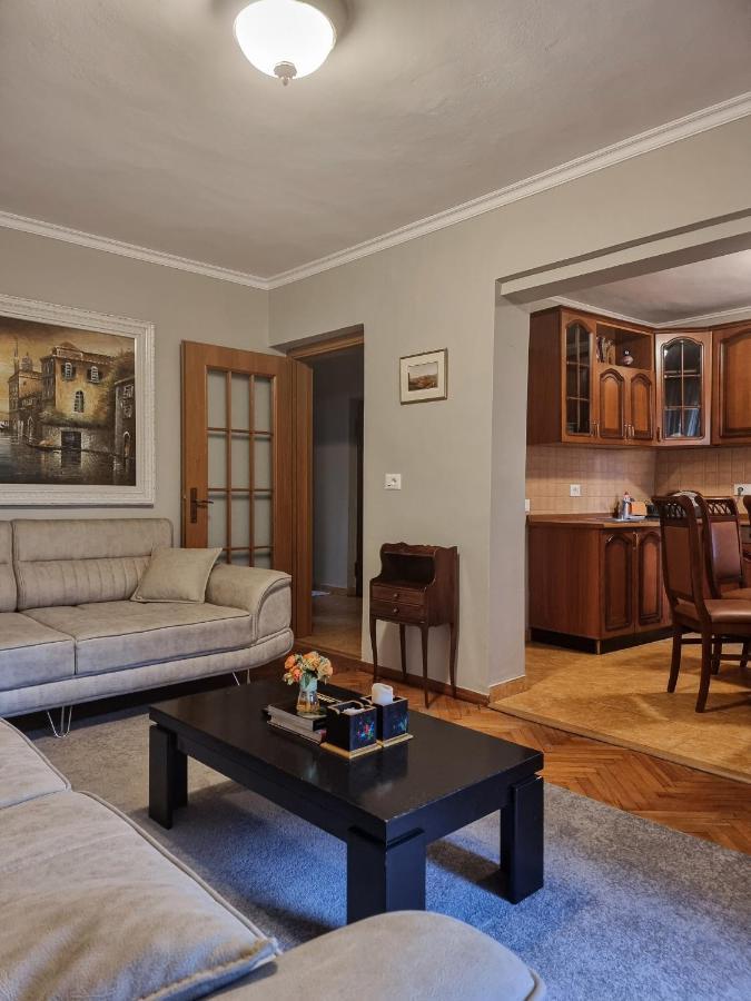 Tirana Center Cozy Apartment ภายนอก รูปภาพ