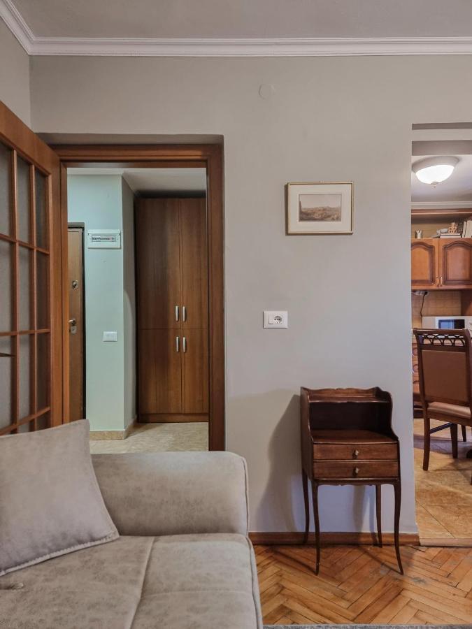 Tirana Center Cozy Apartment ภายนอก รูปภาพ
